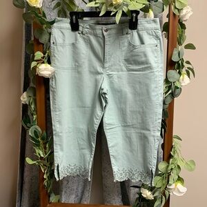 Gloria Vanderbilt Scalloped Embroidered Capri Pants Size 16 Seafoam Green Jeans